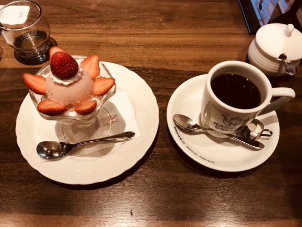 星乃珈琲店の苺のショートケーキパフェ